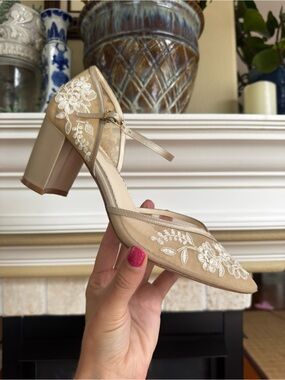Bella Belle Chelsea Ivory Embroidered Floral Lace Block Heels Pointed Toe 9.5